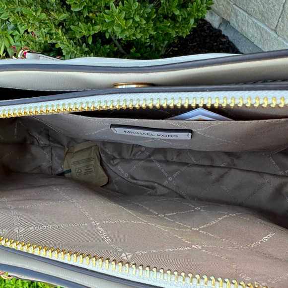 ✨ Brand New MICHAEL MICHAEL KORS
WHITNEY LT CREAM MD CHAIN SHLDR TOTE✨ - Picture 10 of 16